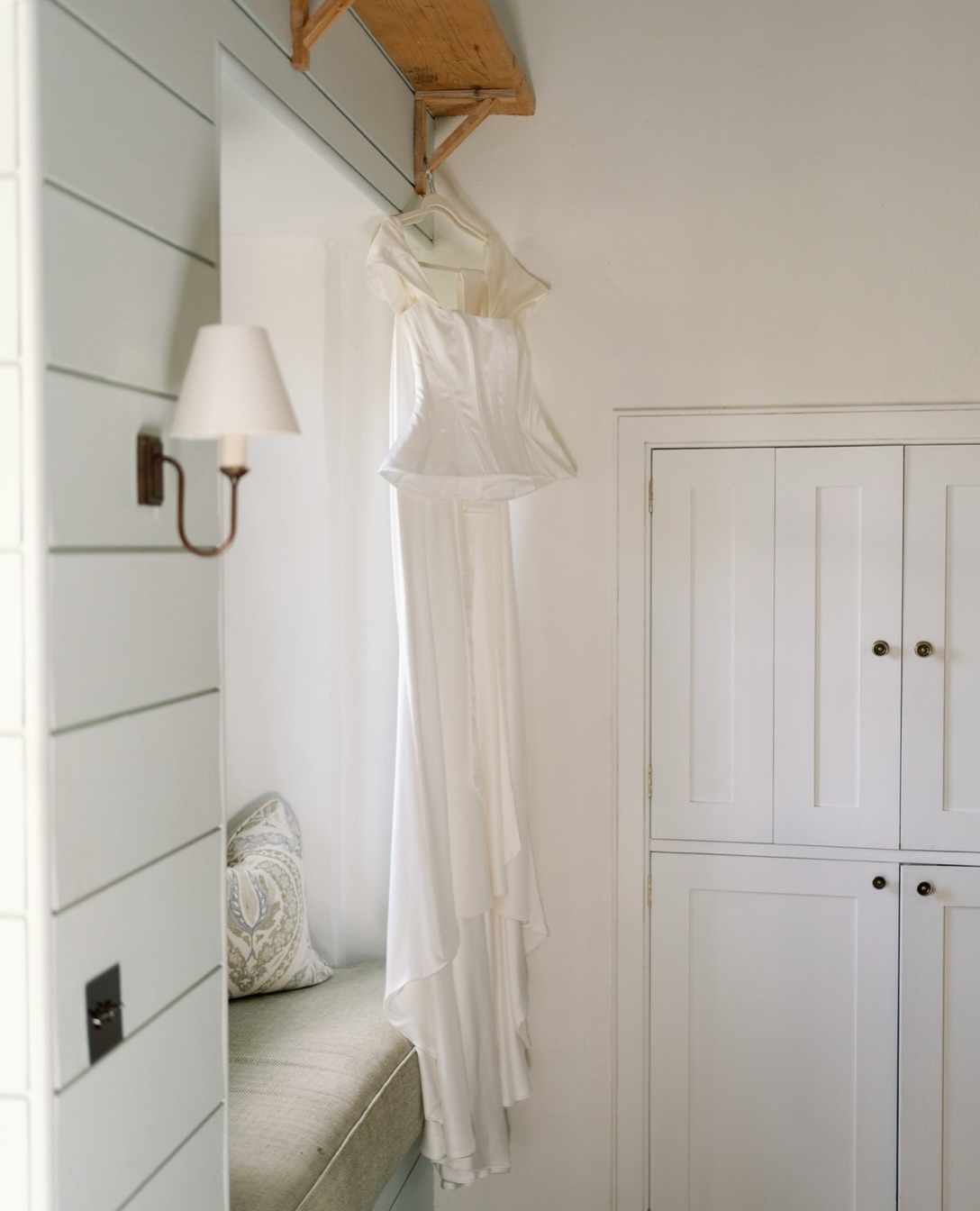 The beautiful balance of elegance and style.From the sculptural lines of her gown to the delicate white florals & sunlit tables; every element of this day was perfectly refined and thoughtfully put together.Amongst it all, moments that made it so personal. Conversations in the walled gardens, quiet moments in the sunshine, the most calm and relaxed vibe from beginning to end.Such a special day to be part of…Dress @amare_bride
Florals @flowerdesignlichfield
Venue @middletonlodge
Makeup @charlotte_mallindermua
Hair @_hairbygabe
Linens @88eventscompany
Stationery @jennaclairestationery
Cake @wheretheribbonends
Suits @tedwilliamsmenswear
Scent @lelabofragrances