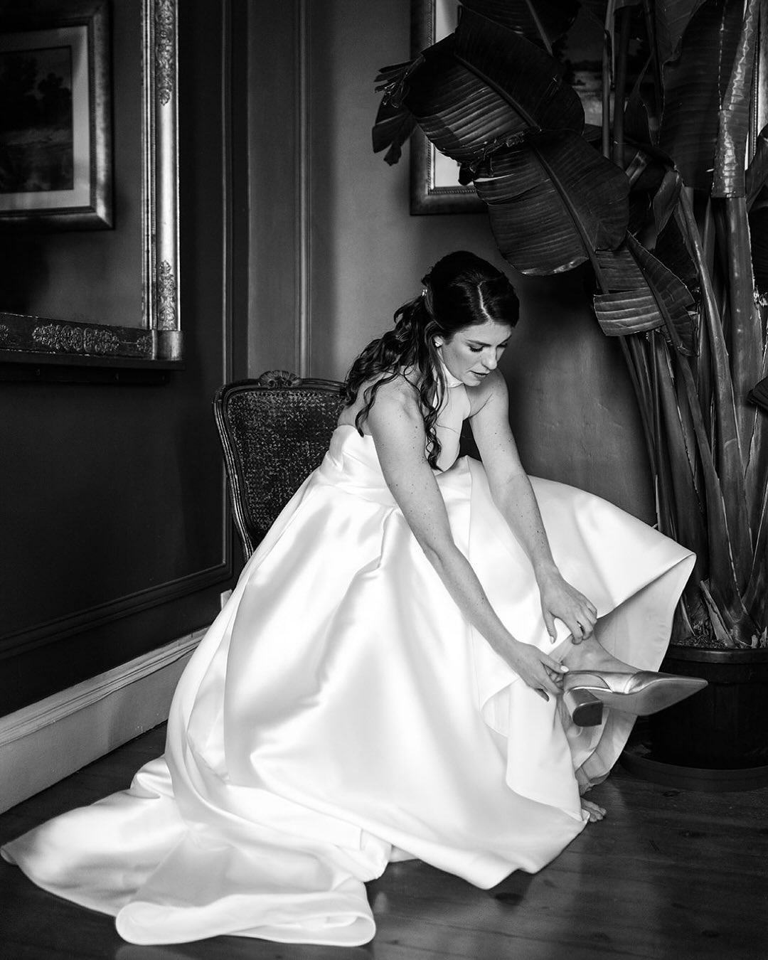 Autumn at Château de la Valouze — where elegance lingers in every detail and the air feels steeped in quiet romance. A celebration defined by authenticity and grace, framed by the timeless architecture of Bordeaux’s countryside.
For those who seek imagery that feels as enduring as the setting itself — classic, heartfelt, and beautifully composed. ✨Venue @chateaudelavalouze
Planner @marrymeinfrance
Planner @katesweddings_france
Planner @pamela_significantothers
Dress @elbethgillis
Hair & Makeup @anna_kot393
@mzm_1378
Florals @lesfleurscoupees
Catering @chezamiscatering_dordogne
Bride @gcoops19
Groom @peter_pistol_gregory#chateaudelavalouze #frenchchateauwedding #luxuryweddingphotographer #destinationweddingfrance #chateaudelacouronne #chateaulanguedoc #chateaudebrives #bastideduroyAuthentic and romantic wedding photography in France
Destination wedding photographer
Editorial wedding photography in French Chateau